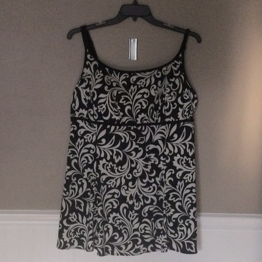 Like new Womens plus sz 22 Great Lengths swimsuit. Black/white